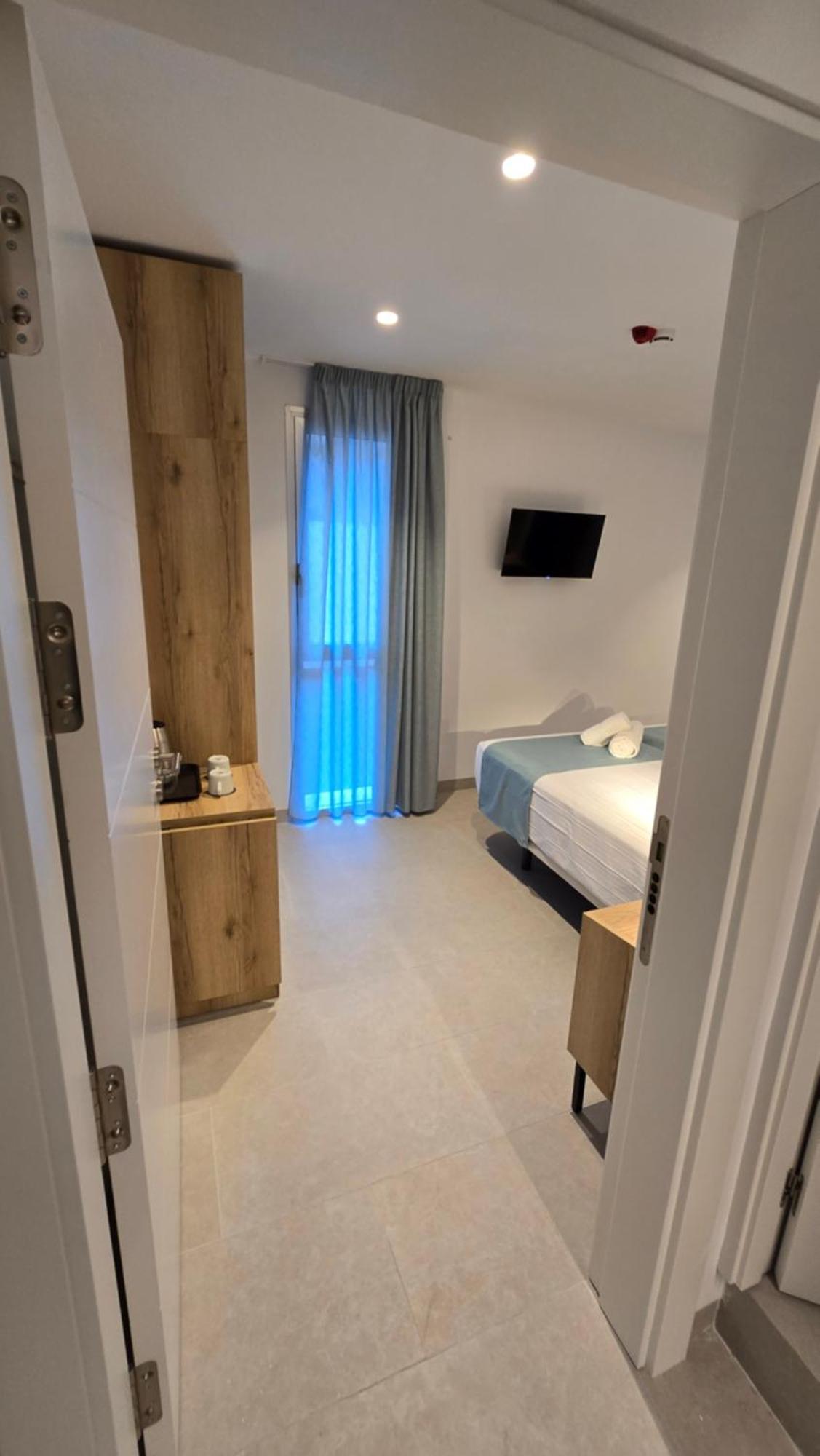 Hostal Rambla 24 By Holihome Alicante Bagian luar foto