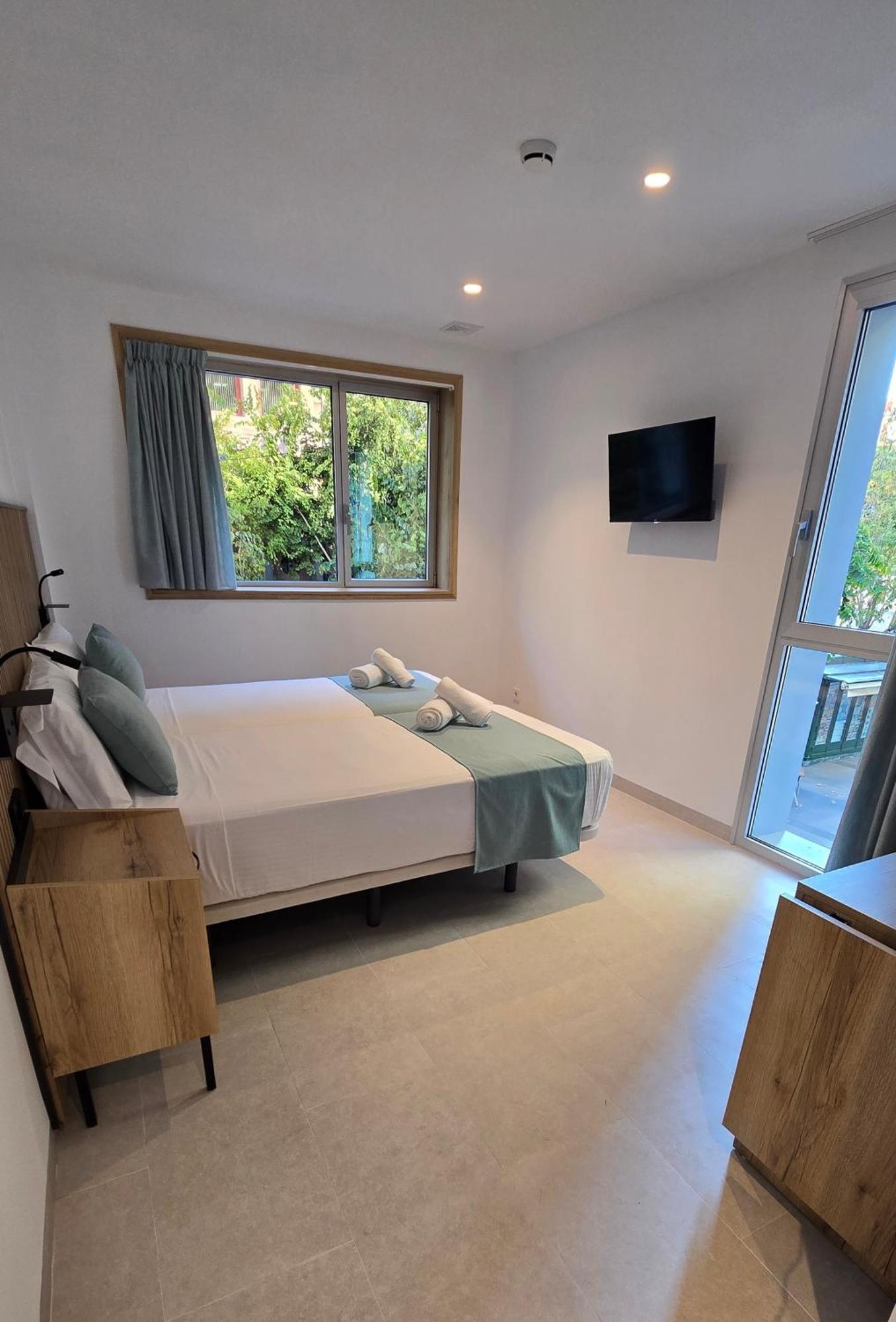 Hostal Rambla 24 By Holihome Alicante Bagian luar foto