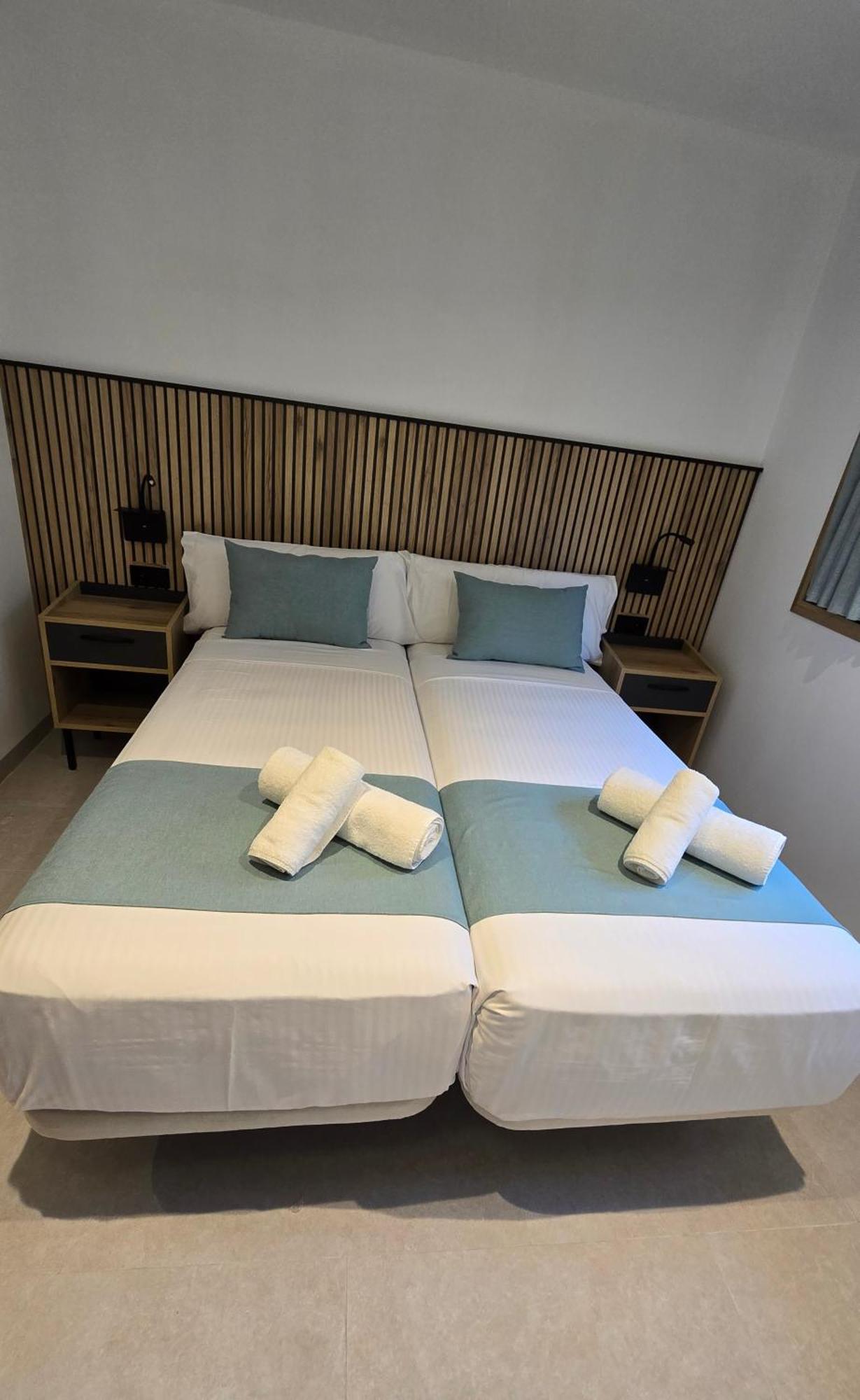 Hostal Rambla 24 By Holihome Alicante Bagian luar foto